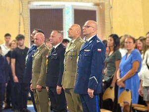 komendanci na uroczystosci rozpoczecia roku w liceum