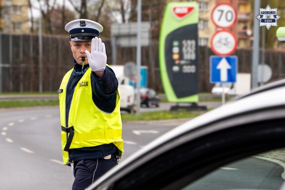 Policjant ruchu drogowego kierujący ruchem