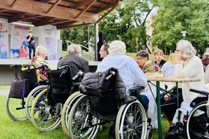 Policjant w trakcie pogadanki z seniorami