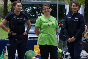 Zdjęcie przedstawia policjantki oraz przedstawicielkę schroniska z zebranymi darami