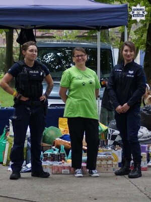 Zdjęcie przedstawia policjantki oraz przedstawicielkę schroniska z zebranymi darami