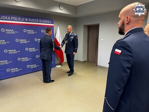zdjęcie z sali odpraw pokazujące składany meldunek Komendantowi Miejskiemu Policji przez dowódcę uroczystości