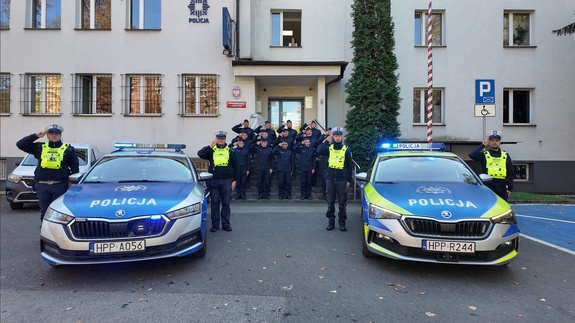 policjanci oraz radiowozy przed rudzką komendą