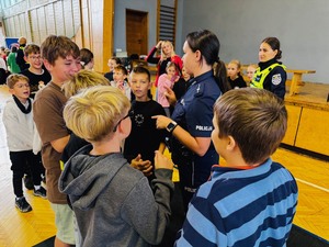 policjantki z uczniami dyskutują o zasadach bezpieczeństwa