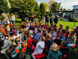 przedszkolaki i policjanci witają sierżant Rudą