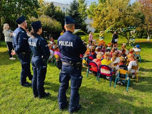 policjanci i przedszkolaki na ogrodzie