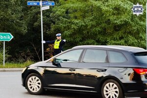 Policjant ruchu drogowego kieruje ruchem