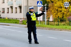 Policjant ruchu drogowego kieruje ruchem
