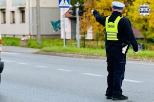 Policjant ruchu drogowego kieruje ruchem