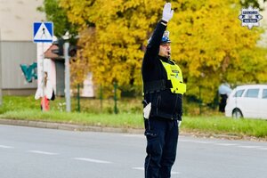 Policjant ruchu drogowego kieruje ruchem