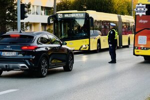 Policjant ruchu drogowego kieruje ruchem