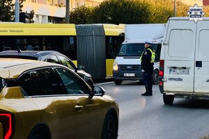 Policjant ruchu drogowego kieruje ruchem