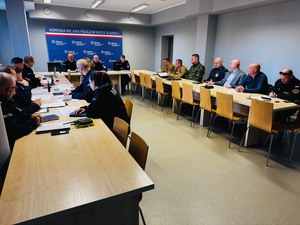 sala odpraw przed ćwiczeniami, przedstawiciele służb zapoznają się z planami ćwiczeń