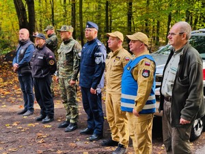 dowódcy służb stoją w lesie przed rozpoczęciem ćwiczeń