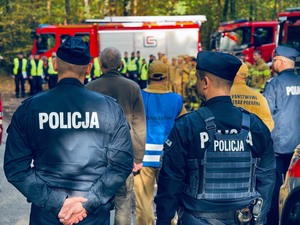 policjanci i strażacy przed ćwiczeniami, w tle widać stojące pojazdy