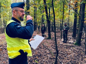 policjant przekazujący informacje przez radiotelefon