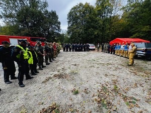 uczestnicy ćwiczeń stojący po zakończeniu ćwiczeń