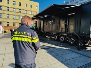 Escape Truck oraz stojący przed nim holenderski policjant