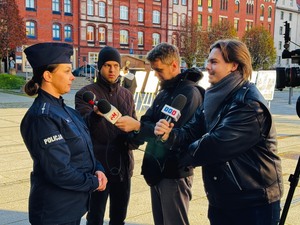 policjantka odpowiadająca na pytania dziennikarzy